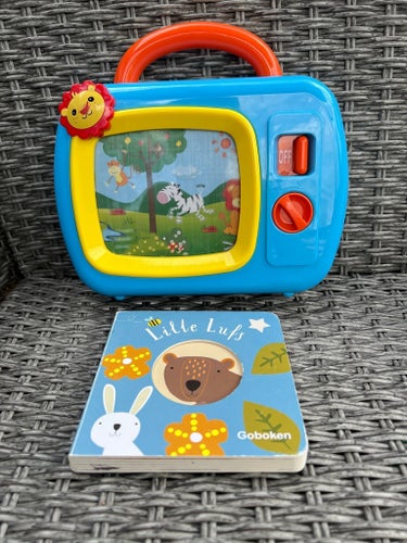 Leksakstv med vaggvisa, och bok med hård pärm