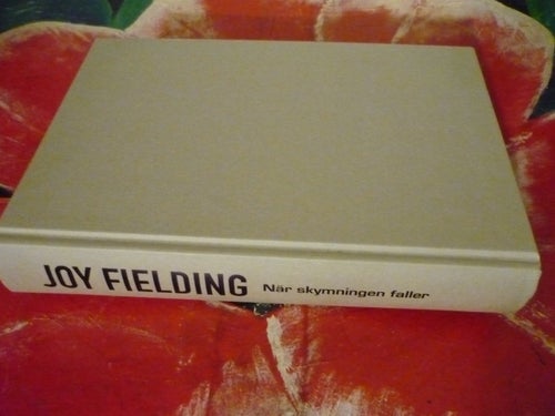 BOK, 2 STYCKEN BÖCKER AV JOY FIELDING, NÄR SKYMNINGEN FALLER, FÖRSVUNNEN