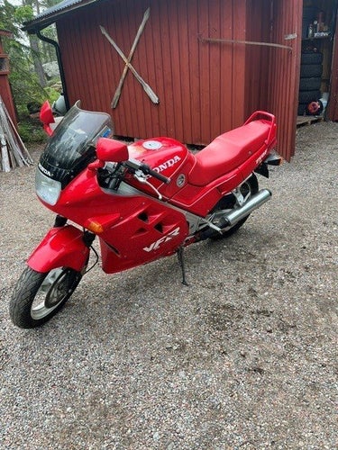 Honda VFR 750F RC24