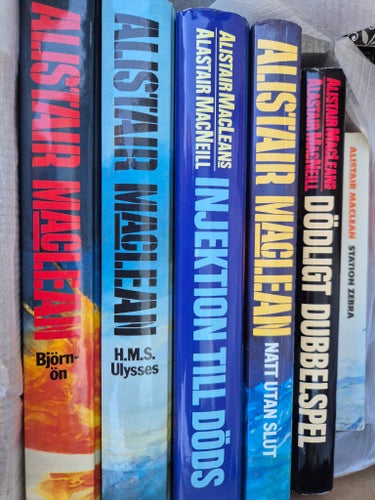 Bokpaker av Alistair MacLean.