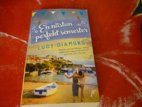 BOK, 2 STYCKEN POCKET BÖCKER AV LUCY DIAMOND, EN NÄSTAN PERFEKT SEMESTER, EN SOM
