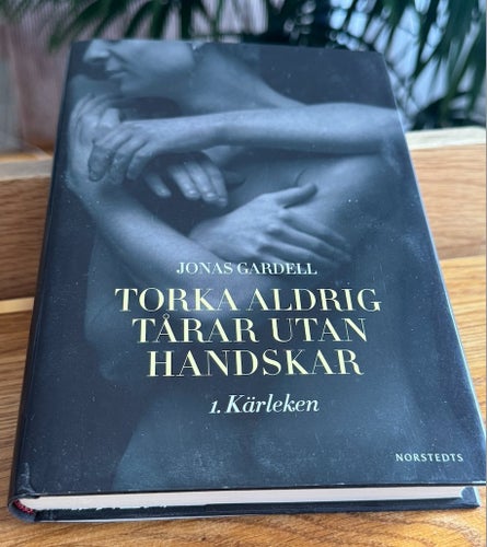 Torka aldrig tårar utan handskar – 1. Kärleken | Jonas Gardell | SIGNERAD