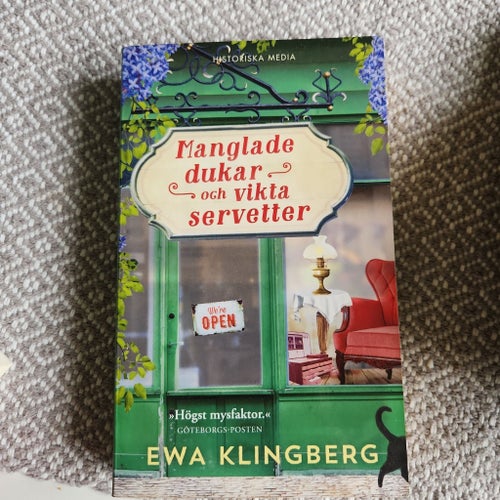Manglade dukar och vikta servetter