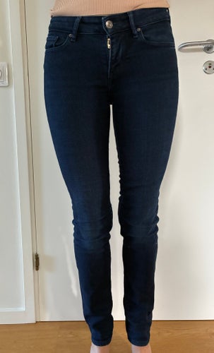 Levi's mörkblåa jeans 712 slim, storlek 25/32