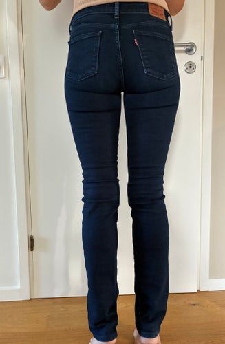 Levi's mörkblåa jeans 712 slim, storlek 25/32