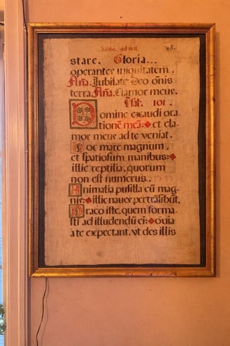 Inramat, handskrivet blad ur psaltaren. 1400-tal. Pergament - inte papper.