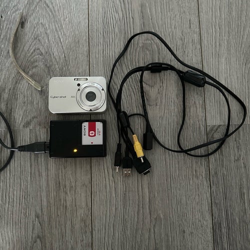 Sony CyberShot 8.1 MP Digital Camera with 3x Optical Zoom (DSC-N1)
