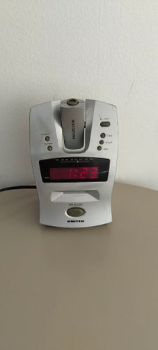 United CLK 1440 Klockradio med Projektion och FM-radio