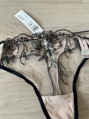 Beige/svarta stringtrosor från Ella m i storlek 40/42