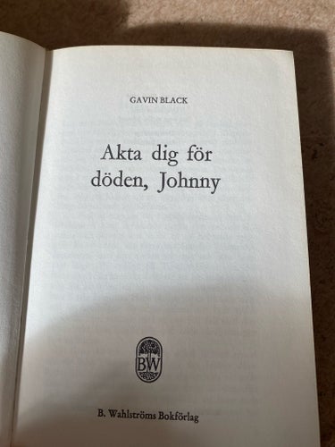 Akta dig för döden, Johnny av Gavin Black