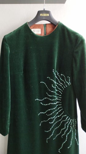 Elegant mörkgrön sammetsklänning i vintagestil