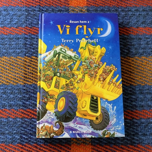 Resan hem 2 - Vi flyr | BOK | Terry Pratchett Wahlströms Fantasy