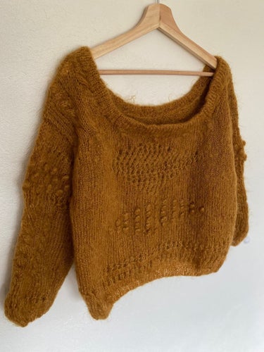 Handstickad off-shoulder mohairtröja – fluffig – rost/caramel – unik
