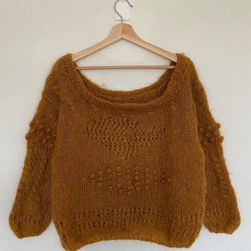 Handstickad off-shoulder mohairtröja – fluffig – rost/caramel – unik