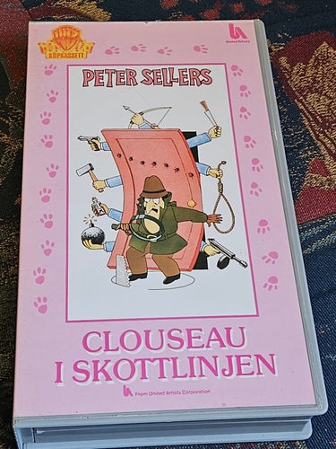 CLOUSEAU I SKOTTLINJEN. 2a filmen i rosa pantern serien. .. VHS.Svenskt text