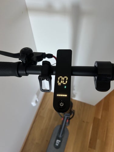 Svart elscooter E-WHEELS E2S V2 35KM/H