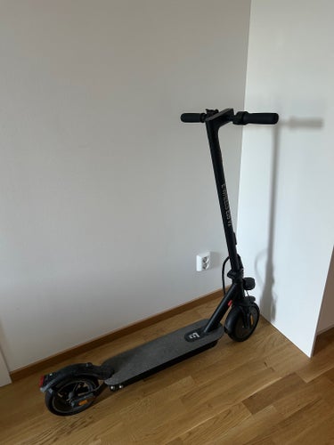 Svart elscooter E-WHEELS E2S V2 35KM/H