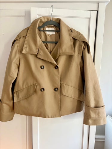 Kort trenchcoat/ jacka i nyskick! Stl 36