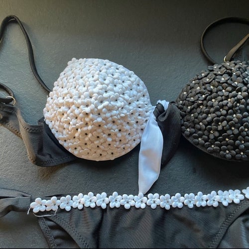 Bikinisäsongen är här - Vacker svart/vit bikini