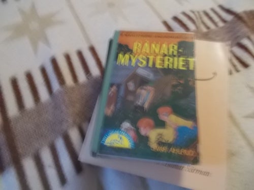 EN INBUNDEN BOK B. WAHLSTRÖMS UNGDOMSBÖCKER RÅNAR MYSTERIET