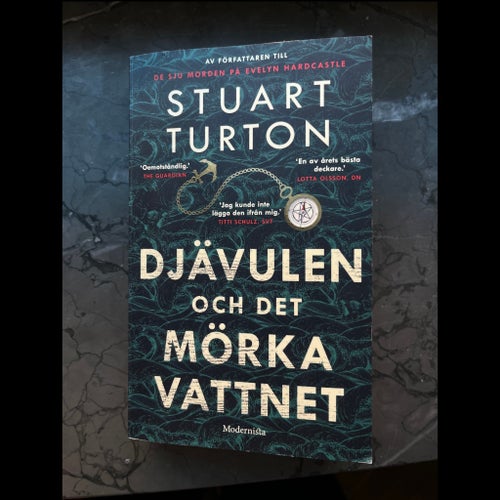 Djävulen och det mörka vattnet Stuart Turton