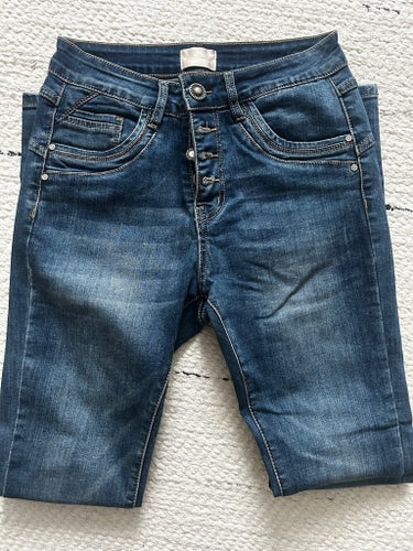Fanny Blåa jeans superstretch storlek 36