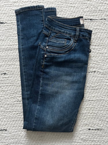 Fanny Blåa jeans superstretch storlek 36