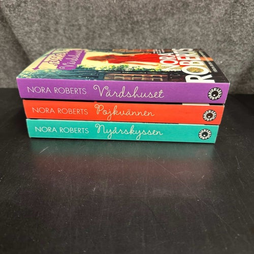 Nora Roberts - Värdhustrilogin - Värdshuset, Pojkvännen, Nyårskyssen