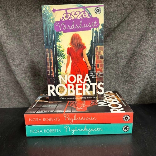 Nora Roberts - Värdhustrilogin - Värdshuset, Pojkvännen, Nyårskyssen