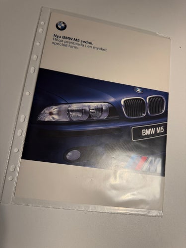 BMW E39 M5 BROSCHYR OM 19 SIDOR PÅ SVENSKA. NY!!!