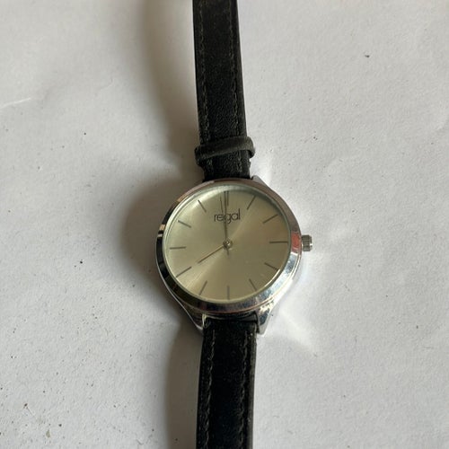 Regal Damklocka med svart läderarmband