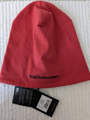 Ny Peak Performance mössa Progress Hat i färgen softer red och i storlek S/M