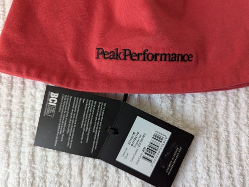 Ny Peak Performance mössa Progress Hat i färgen softer red och i storlek S/M