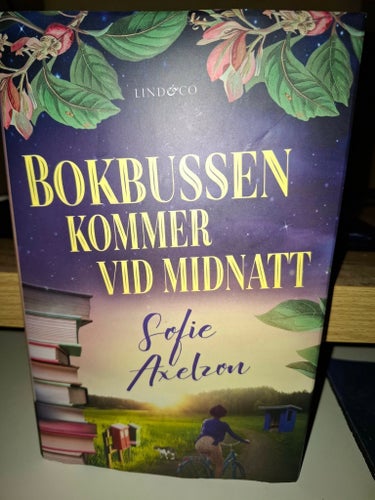 Inbunden: Bokbussen kommer vid midnatt av Sofie Axelzon, 2023