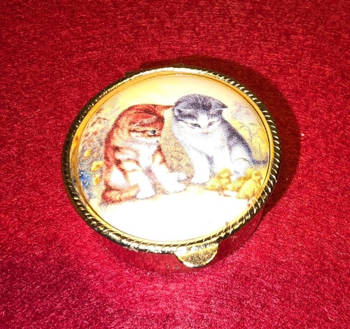 Söt liten kattask med guldfärgad ~ diameter 4 cm / höjden 15mm