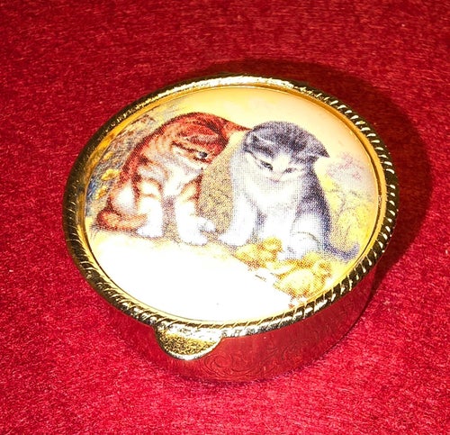 Söt liten kattask med guldfärgad ~ diameter 4 cm / höjden 15mm
