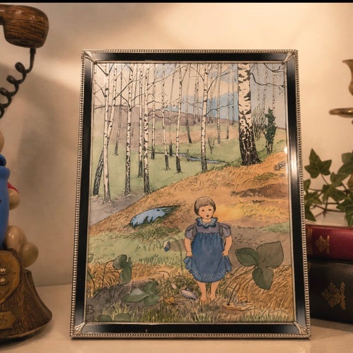 Elsa Beskow Flicka i Björkskog – Vintage Tavla & Vacker Metallram