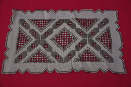 Vintage liten Broderad Duk,39x23,5 cm,brun,oanvänd.