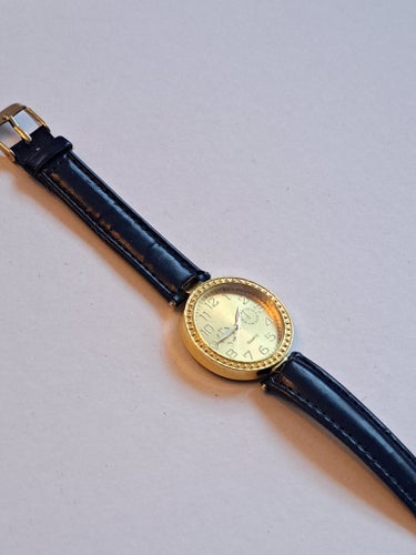 Quartz armbandsur med guldpläterad boett och blått läderarmband