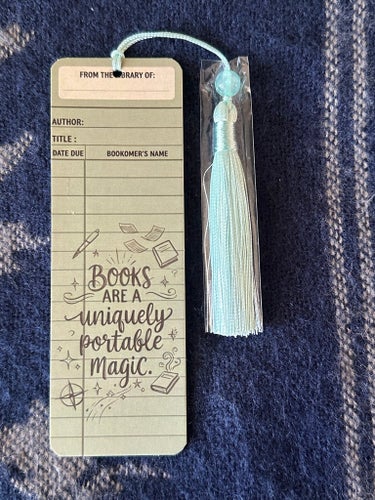 Bokmärke med texten "Books are a uniquely portable magic”.