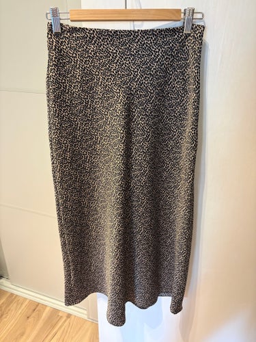 LINDEX beige, svart kjol, satinkjol storlek XS