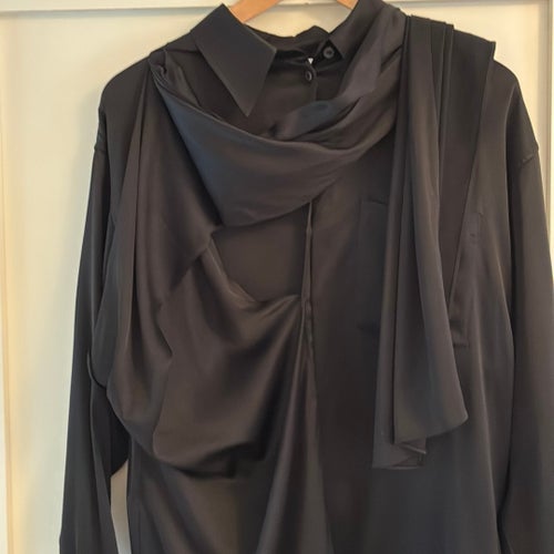 Acne Studios svart skjorta med schal