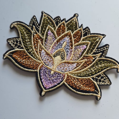 1st Broderat Tygmärke brun lotus