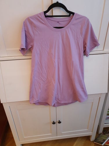 Maya Freya lila tränings t-shirt, storlek L