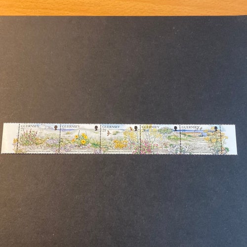 Guernsey postfriskt strip fåglar och blommor