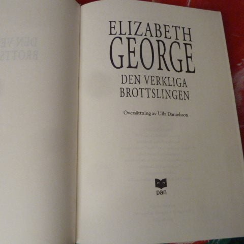 DEN VERKLIGA BROTTSLINGEN, ELIZABETH GEORGE, BOK, 2002