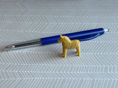 Mini-Dalahäst, Mörkgul