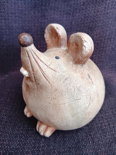 Kayene, Borås - Söt musfigurin i stengids, 9,5 cm