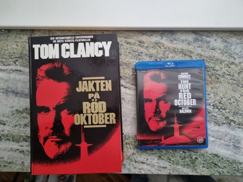 TOM CLANCY JAKTEN PÅ RÖD OKTOBER / THE HUNT FOR RED OCTOBER BOKEN + BLU RAY!