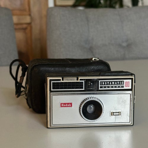 Två Kodak Instamatic 100 kameror